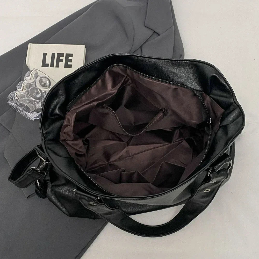 Sac à main pour femme en cuir de qualité, spacieux et polyvalent.
