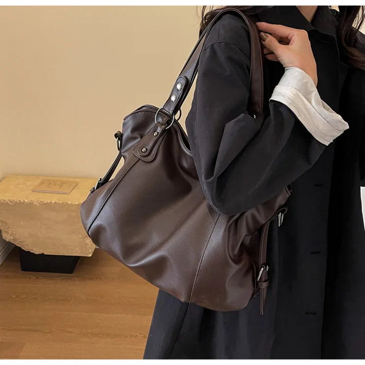 Accessoire mode : grand sac à main souple en cuir, design épuré et moderne.