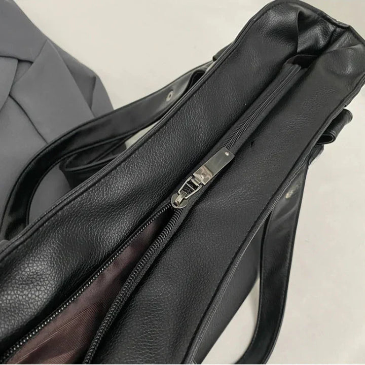 Grand sac à main femme en cuir véritable, avec bandoulière ajustable et discrète.