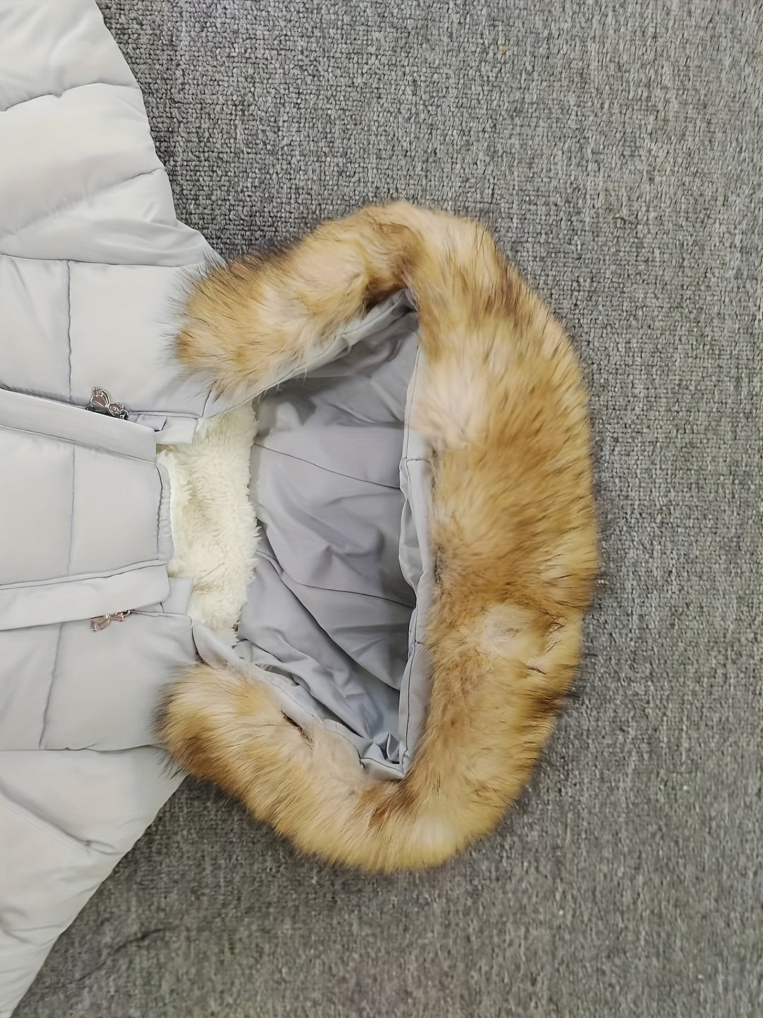 Tenue bébé chaude et confortable, grenouillère avec capuche pour le froid de l'hiver, très douce.