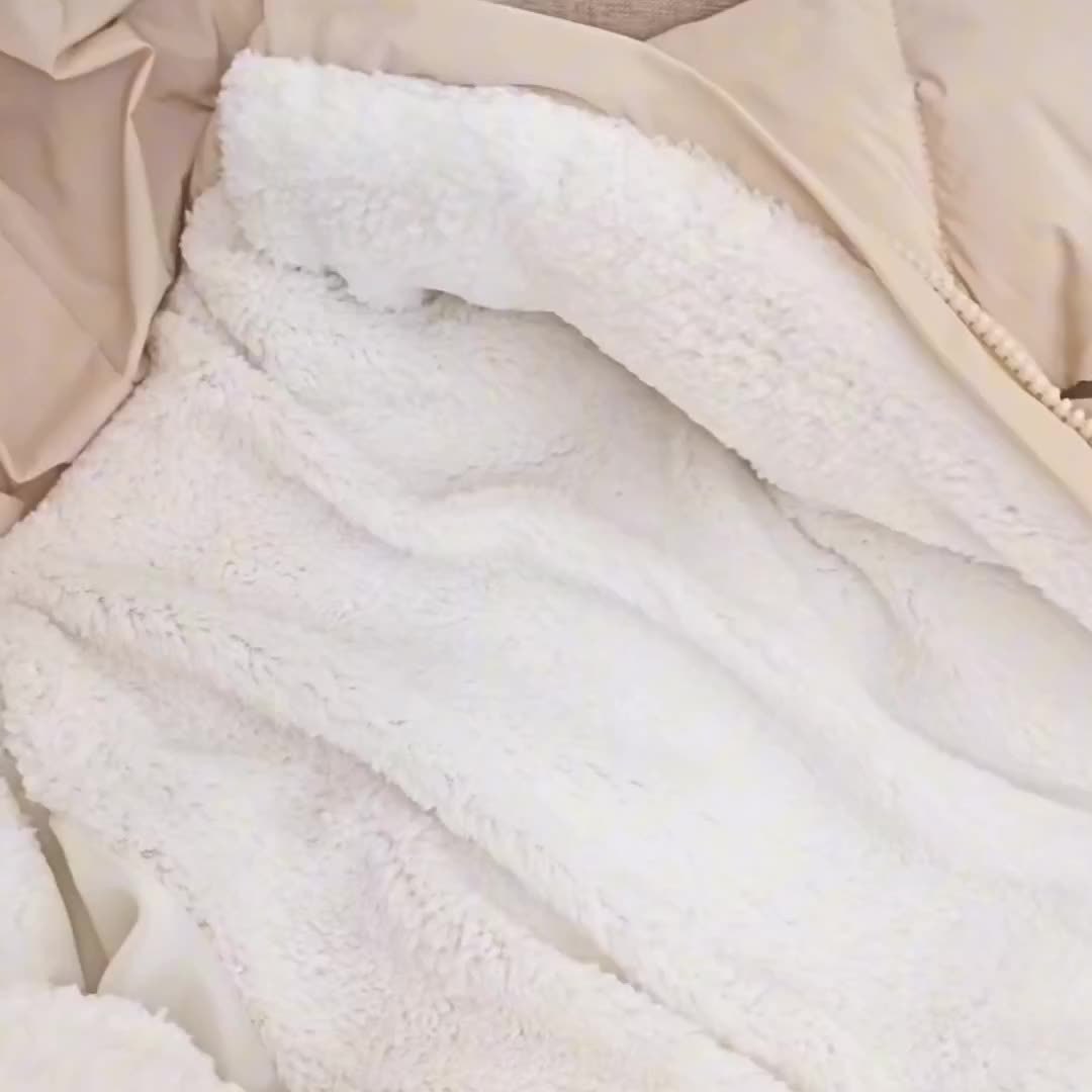 Grenouillère bébé hiver épaisse, fausse fourrure douce, protège du froid, avec capuche intégrée.