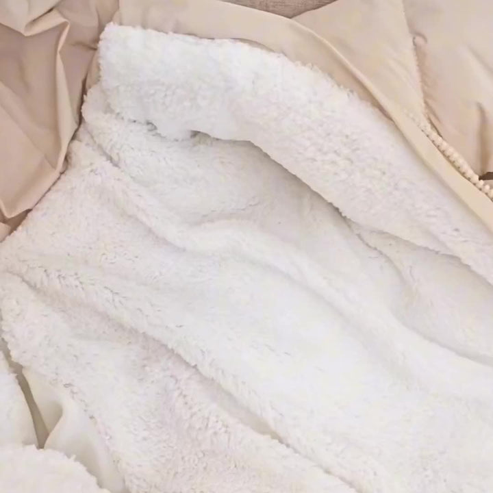 Grenouillère bébé hiver épaisse, fausse fourrure douce, protège du froid, avec capuche intégrée.