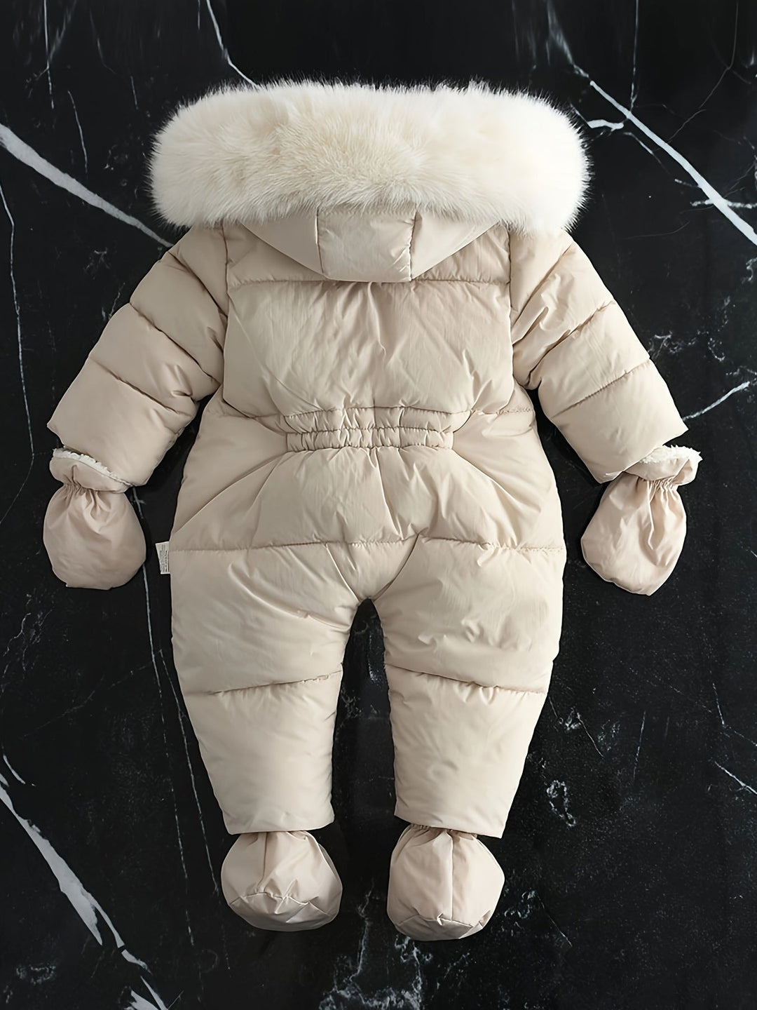 Vêtements bébé hiver: combinaison douillette avec capuche, parfaite pour rester au chaud et jouer.