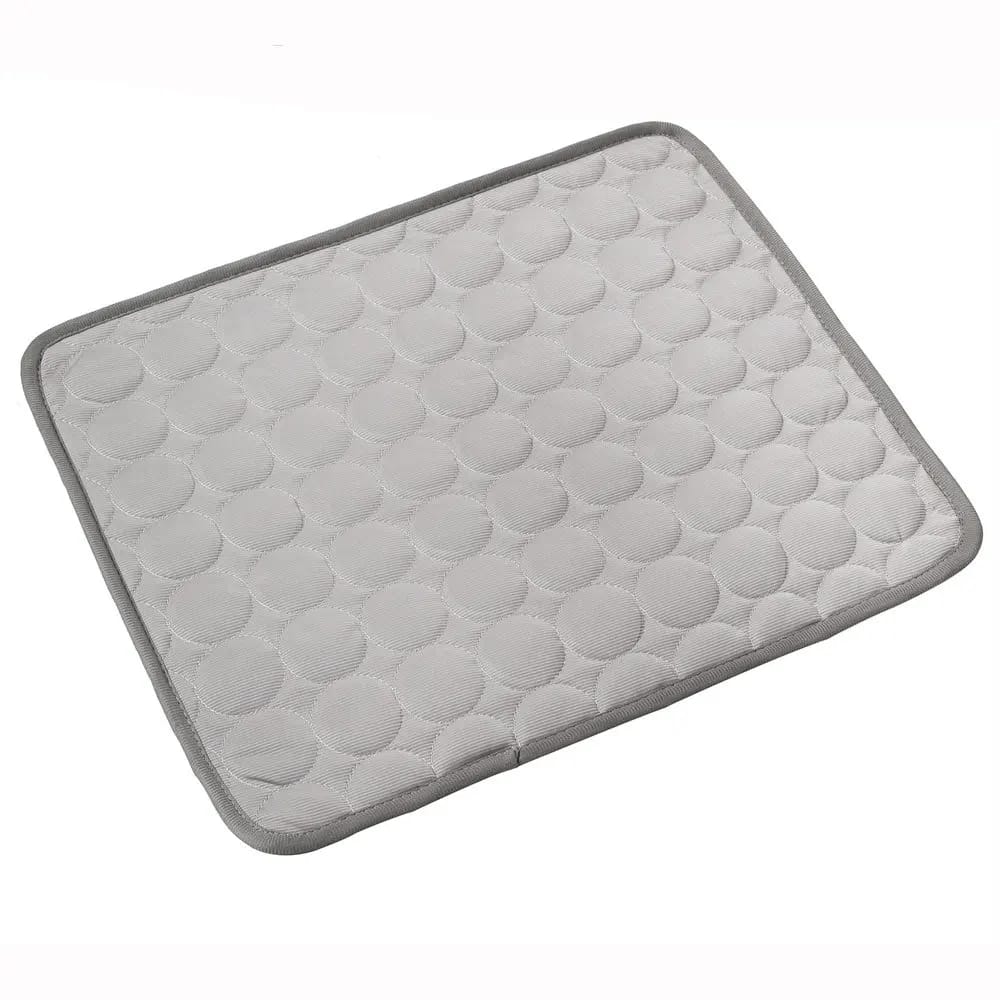 Chat détendu sur un tapis rafraîchissant, offrant un couchage frais et un confort anti-chaleur.