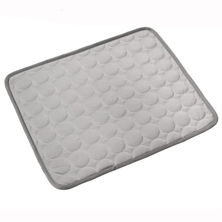 Chat détendu sur un tapis rafraîchissant, offrant un couchage frais et un confort anti-chaleur.