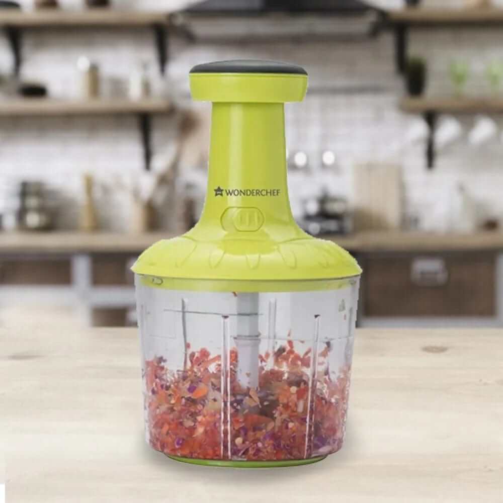 "Hachoir à légumes manuel rouge ergonomique, polyvalent et rapide pour couper et émincer efficacement en cuisine."