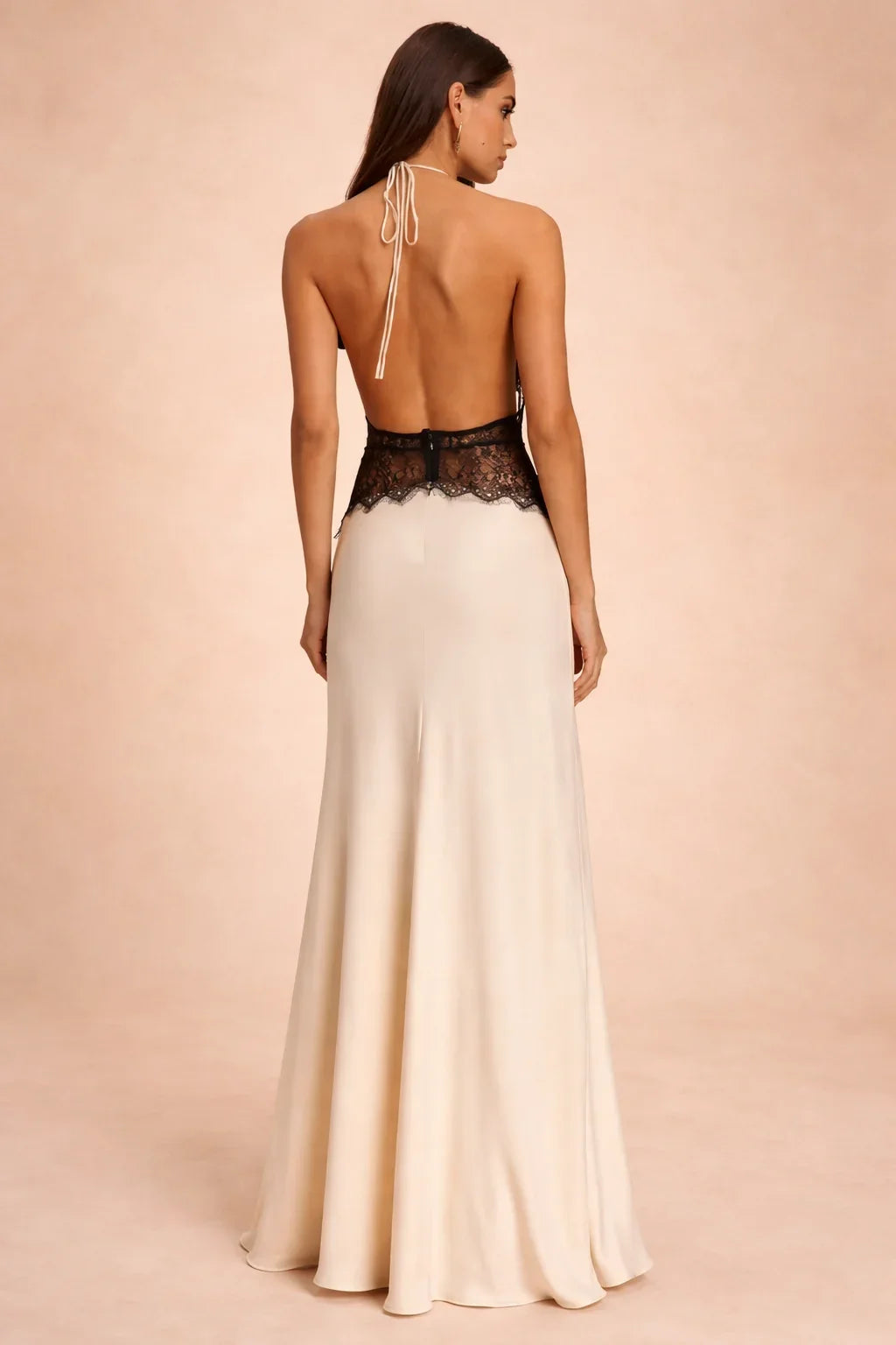 Maxi robe femme chic dos nu halter en satin avec fente, idéale pour une soirée élégante ou un événement d'été.