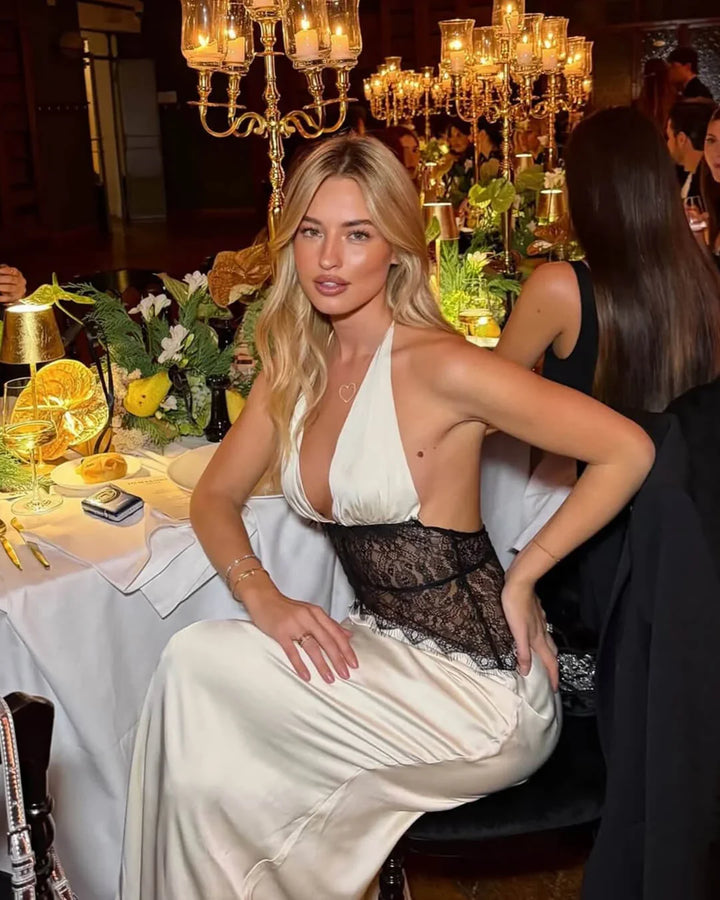 Superbe robe longue femme élégante et satinée, col halter et fente. Idéale pour les soirées chics d'été.