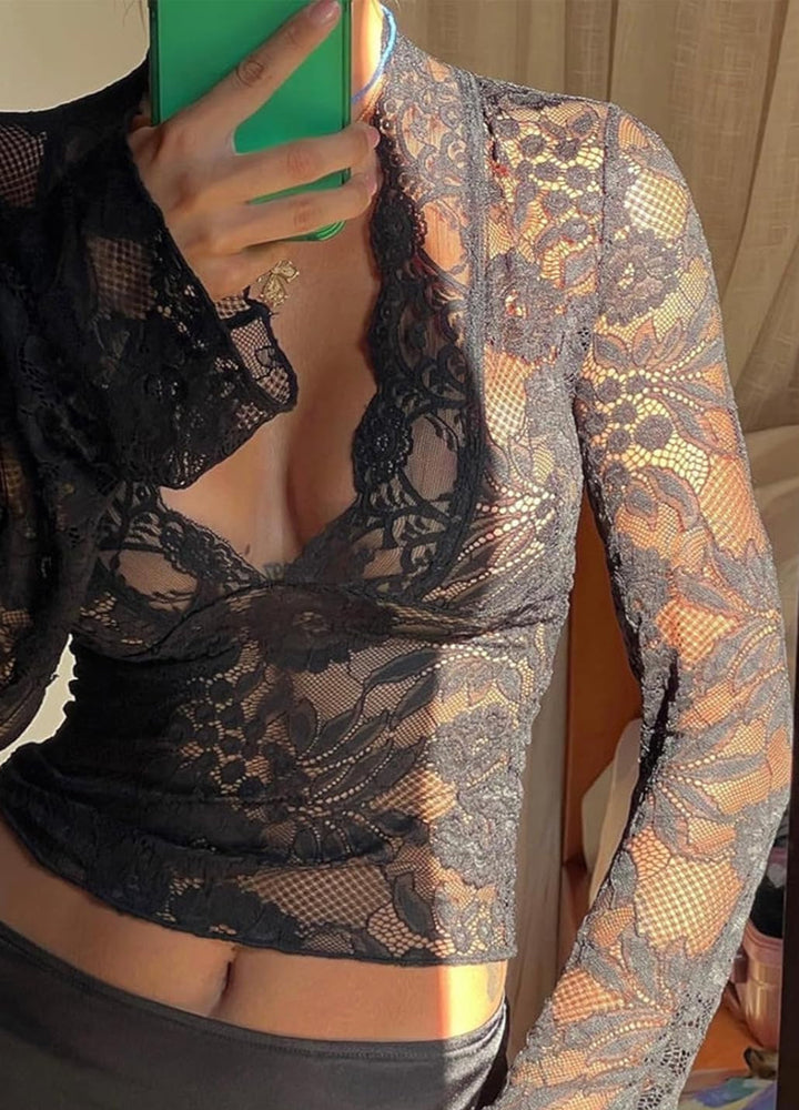 "Haut dentelle blanc féminin avec manches longues et motif floral élégant, pour un style chic et romantique."