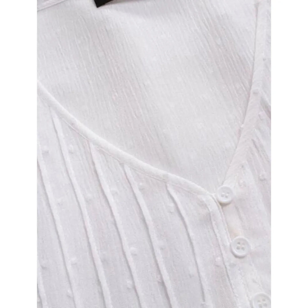 "Haut en dentelle col V pour femme, élégant et raffiné, couleur bleu marine, détails finement travaillés pour look chic."