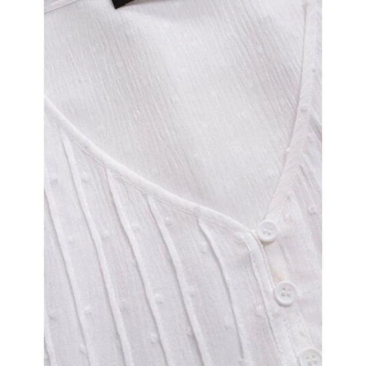 "Haut en dentelle col V pour femme, élégant et raffiné, couleur bleu marine, détails finement travaillés pour look chic."