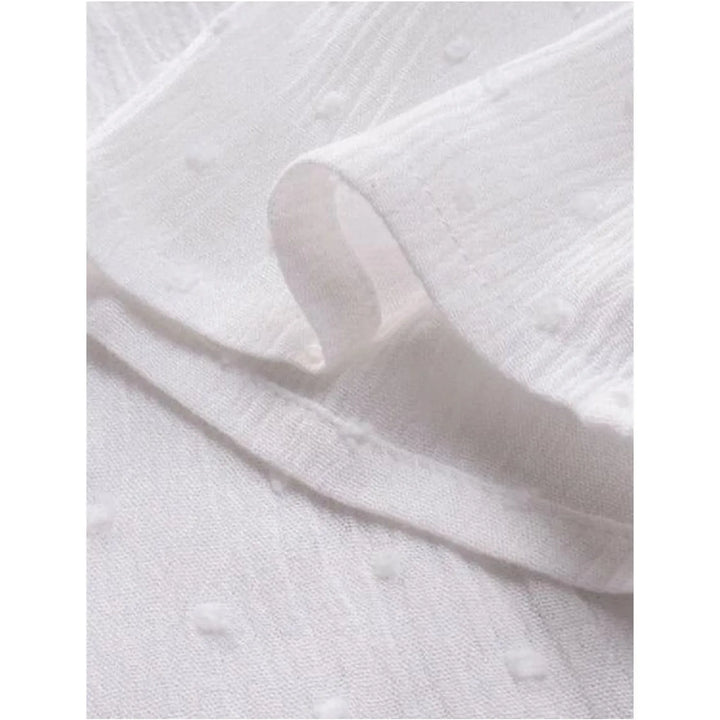 "Haut en dentelle col V pour femme, élégant et raffiné, couleur bleu marine, détails finement travaillés pour look chic."