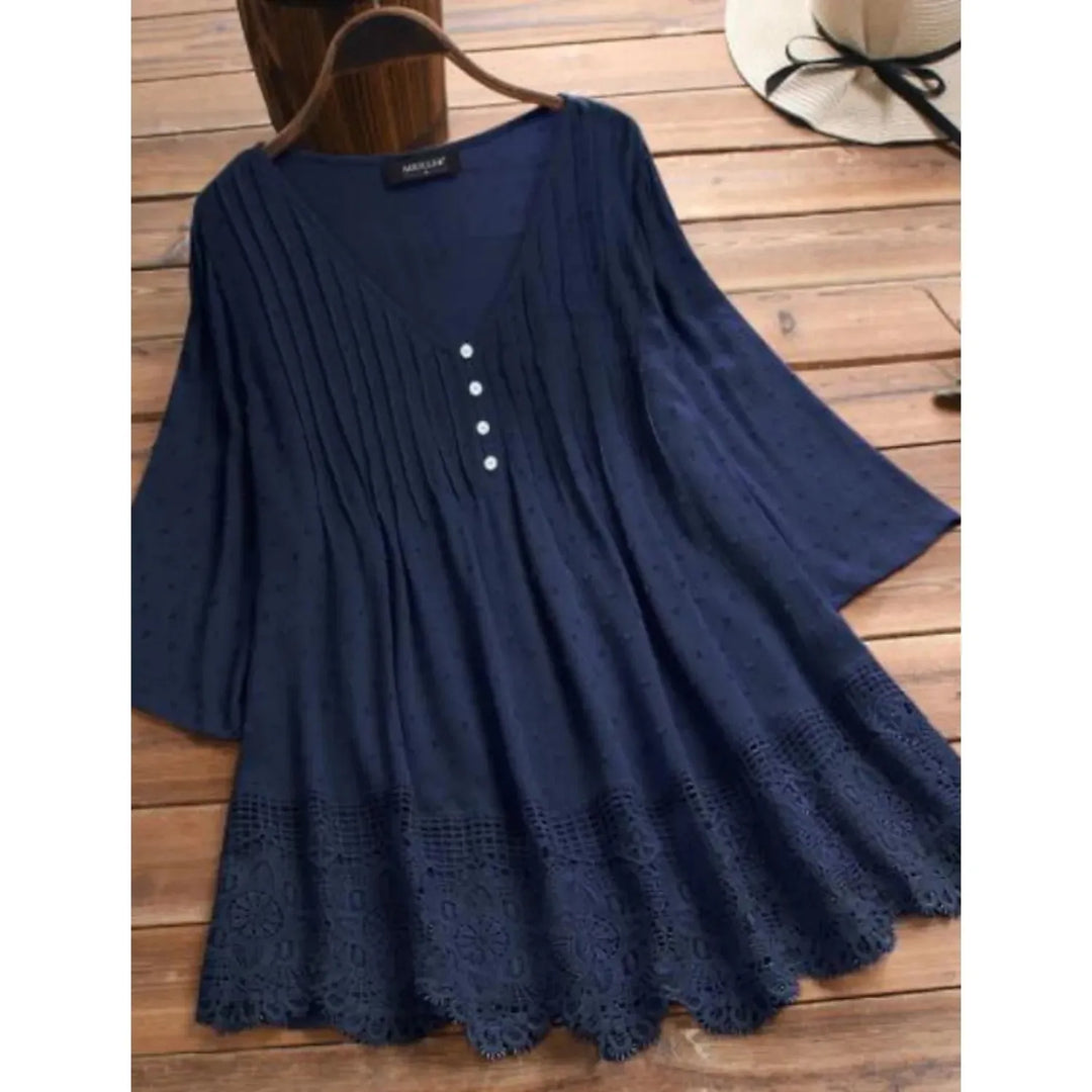 "Haut en dentelle col V pour femme, élégant et raffiné, couleur bleu marine, détails finement travaillés pour look chic."