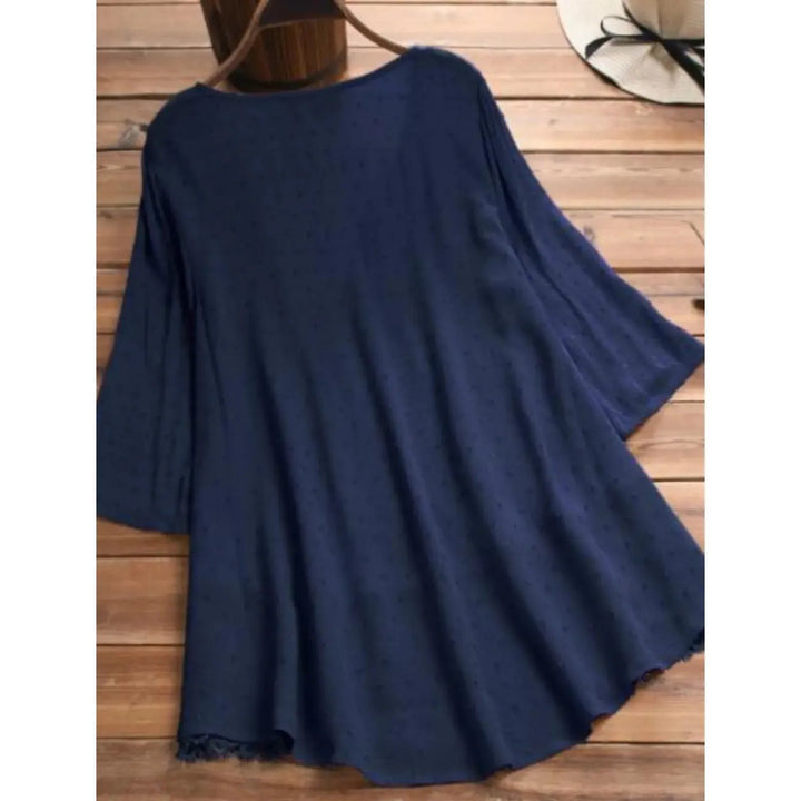 "Haut en dentelle col V pour femme, élégant et raffiné, couleur bleu marine, détails finement travaillés pour look chic."