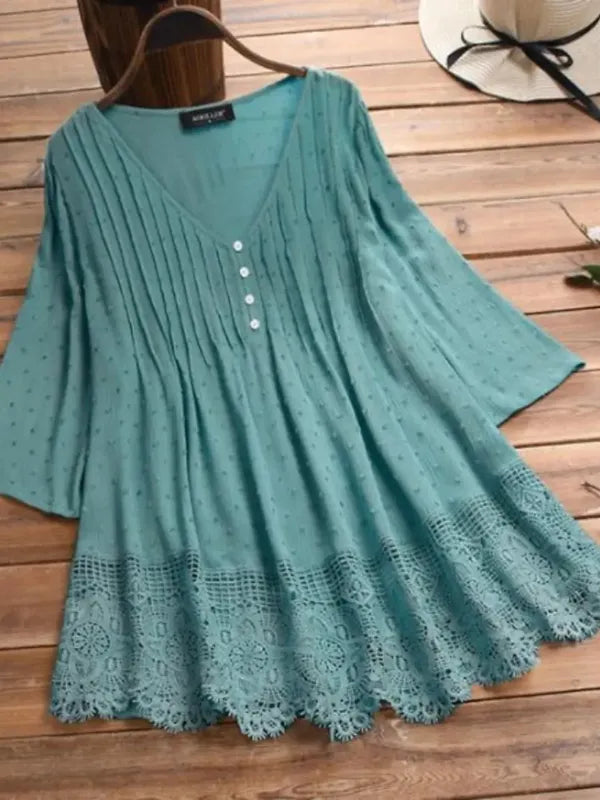 "Haut en dentelle col V pour femme, élégant et raffiné, couleur bleu marine, détails finement travaillés pour look chic."