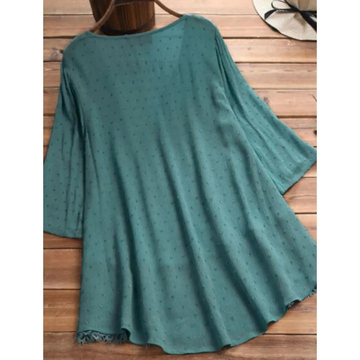 "Haut en dentelle col V pour femme, élégant et raffiné, couleur bleu marine, détails finement travaillés pour look chic."