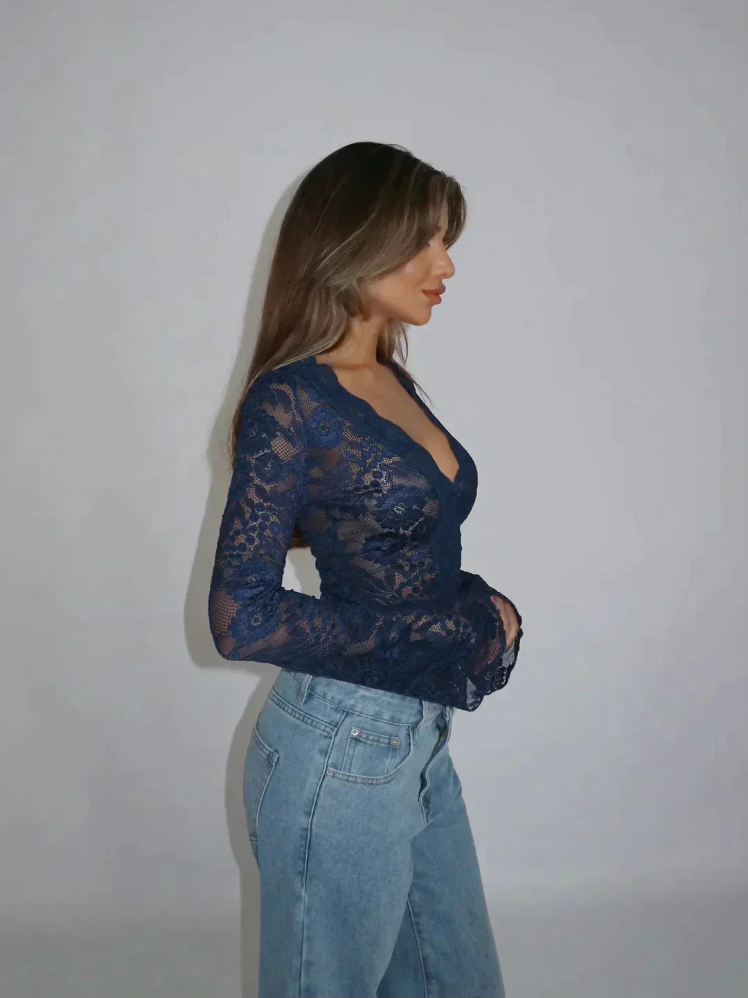 Top femme en dentelle florale, manches longues, coupe moulante. Parfait pour une allure élégante.