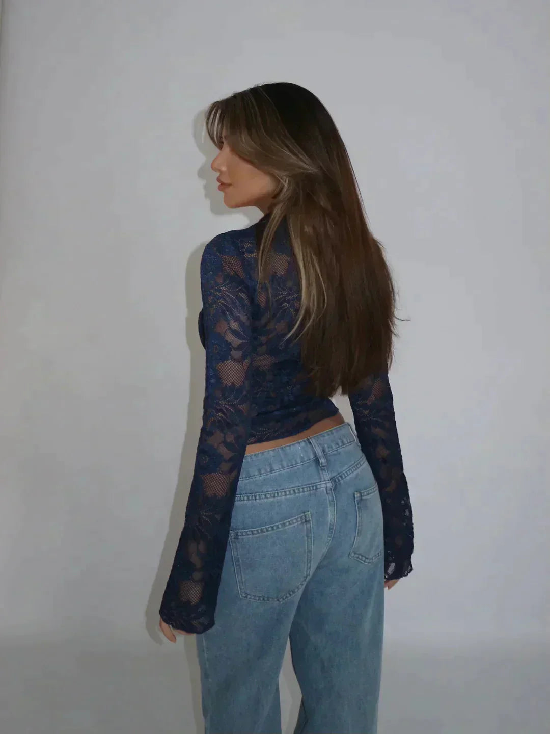 Haut féminin chic avec dentelle florale, manches longues. Style ajusté pour mode printanière.
