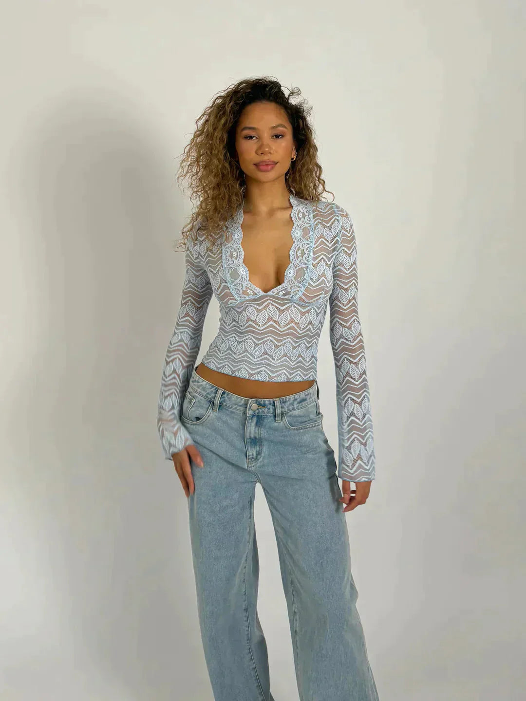 T-shirt manches longues femme, motif dentelle florale, coupe ajustée. Tendance et confortable.