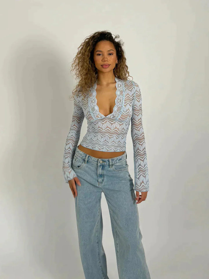 T-shirt manches longues femme, motif dentelle florale, coupe ajustée. Tendance et confortable.