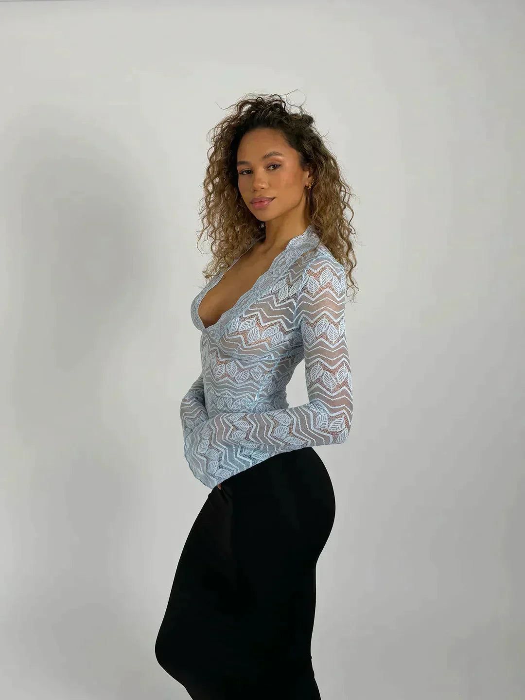 Haut moulant femme, dentelle florale raffinée, manches longues. Un essentiel chic pour l'automne.