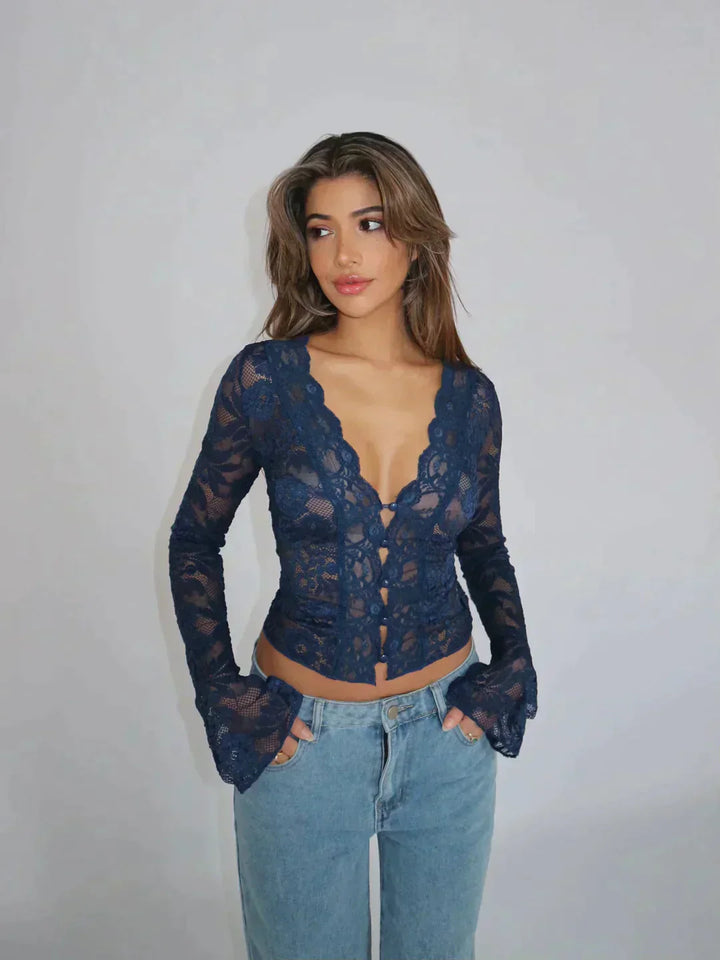 Haut femme tendance, dentelle florale délicate, manches longues élégantes. Coupe ajustée.