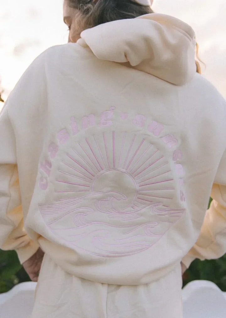Hoodie femme stylé et confortable. Coupe moderne, tissu doux.  Parfait pour un look décontracté chic.