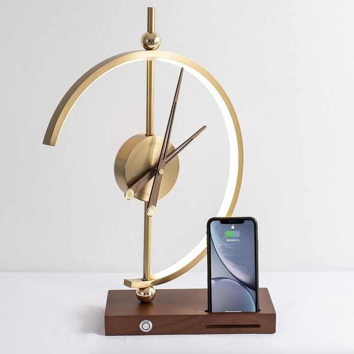 "Horloge-lampe moderne avec design élégant, LED éco et chargeur sans fil intégré, idéale pour salon ou bureau."