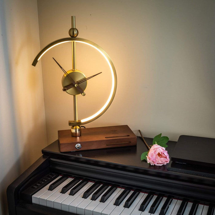 "Horloge-lampe moderne avec design élégant, LED éco et chargeur sans fil intégré, idéale pour salon ou bureau."