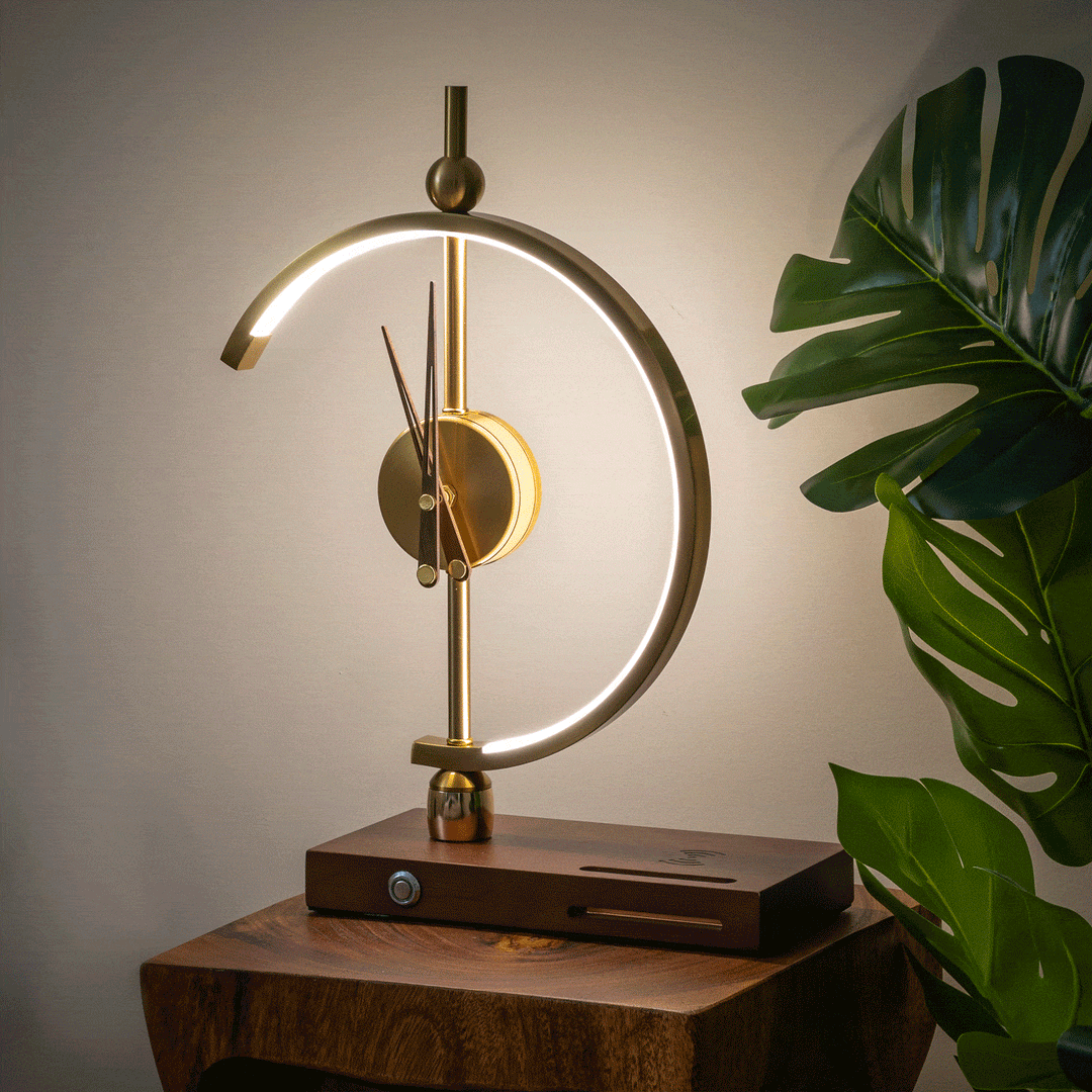 "Horloge-lampe moderne avec design élégant, LED éco et chargeur sans fil intégré, idéale pour salon ou bureau."