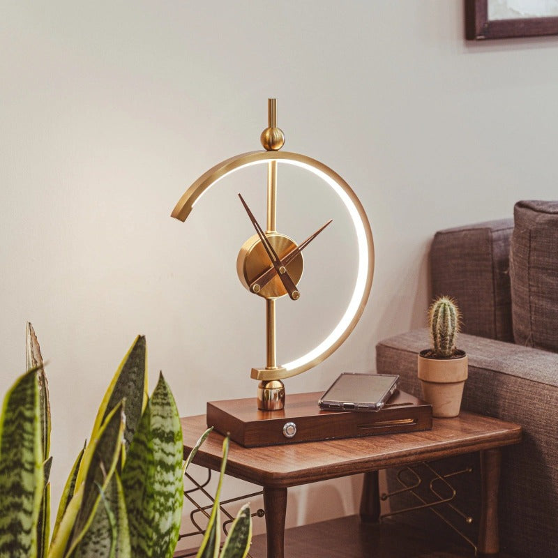 "Horloge-lampe moderne avec design élégant, LED éco et chargeur sans fil intégré, idéale pour salon ou bureau."