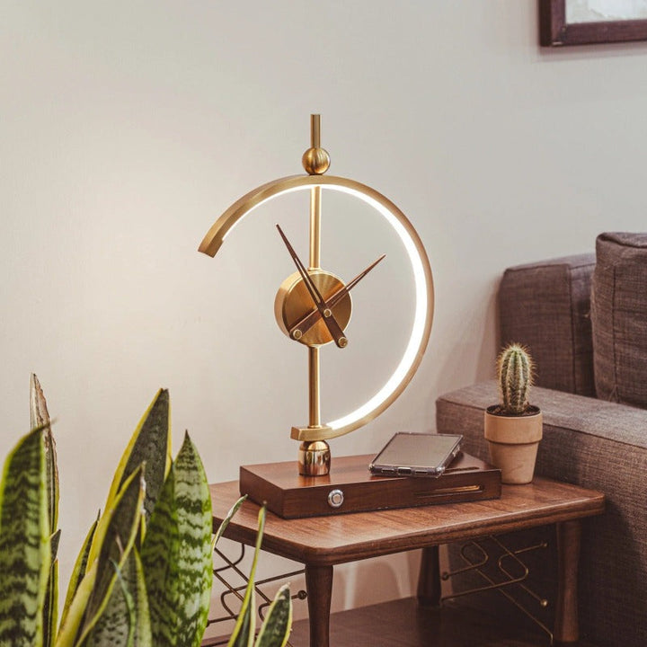 "Horloge-lampe moderne avec design élégant, LED éco et chargeur sans fil intégré, idéale pour salon ou bureau."