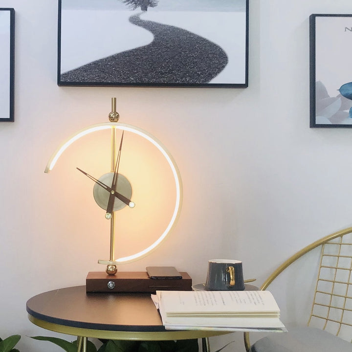 "Horloge-lampe moderne avec design élégant, LED éco et chargeur sans fil intégré, idéale pour salon ou bureau."