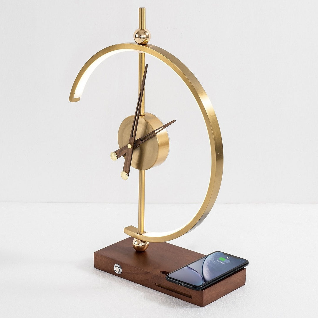 "Horloge-lampe moderne avec design élégant, LED éco et chargeur sans fil intégré, idéale pour salon ou bureau."