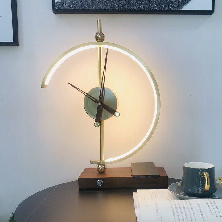 "Horloge-lampe moderne avec design élégant, LED éco et chargeur sans fil intégré, idéale pour salon ou bureau."