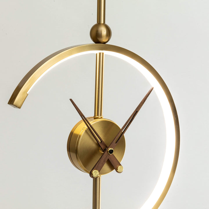 "Horloge-lampe moderne avec design élégant, LED éco et chargeur sans fil intégré, idéale pour salon ou bureau."
