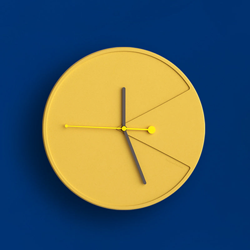 Horloge murale 3D design moderne, couleur jaune ciment. Décoration intérieure élégante et silencieuse.