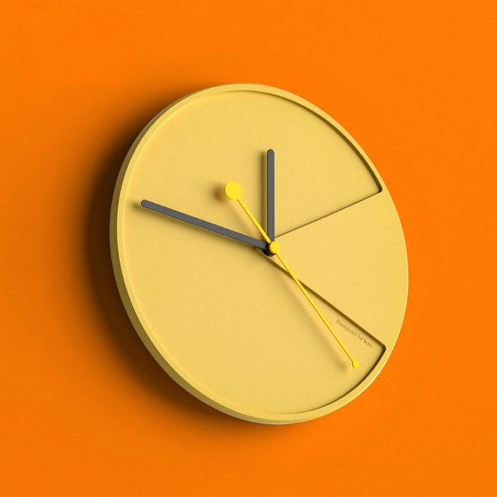Horloge murale 3D design moderne, couleur jaune ciment. Décoration intérieure élégante et silencieuse.