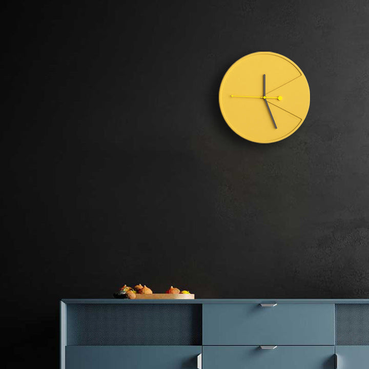 Horloge murale 3D design moderne, couleur jaune ciment. Décoration intérieure élégante et silencieuse.