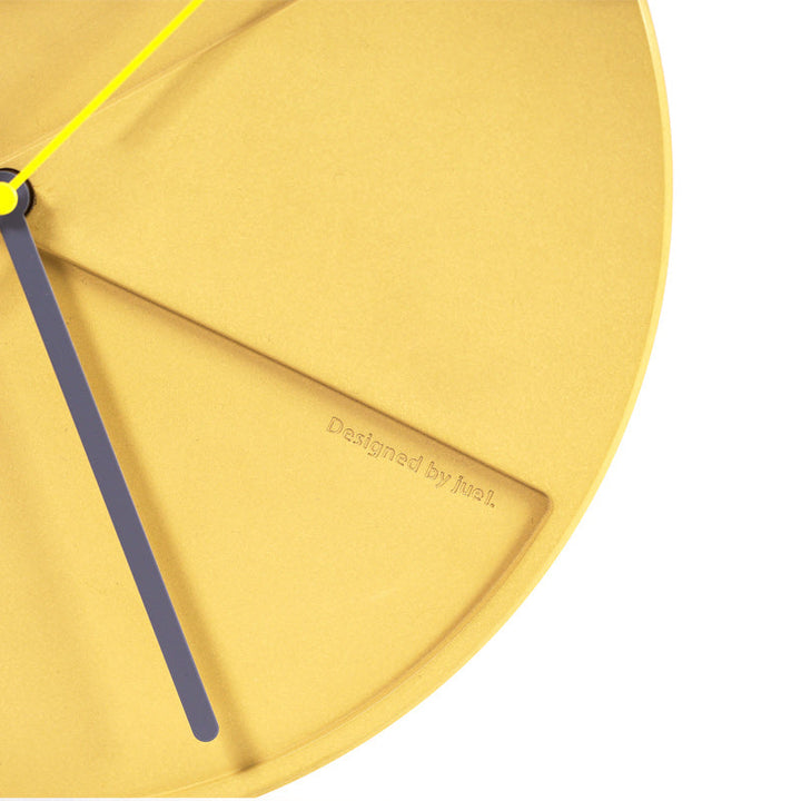 Horloge murale 3D design moderne, couleur jaune ciment. Décoration intérieure élégante et silencieuse.