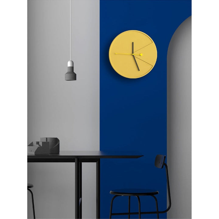 Horloge murale 3D design moderne, couleur jaune ciment. Décoration intérieure élégante et silencieuse.