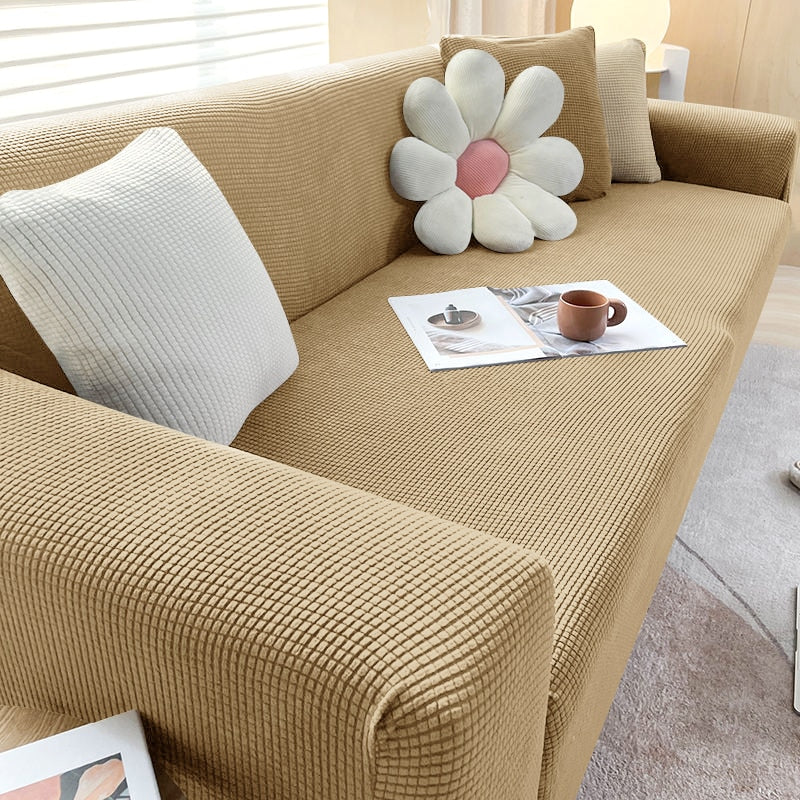 Housse de canapé extensible beige avec motif élégant et design antidérapant, disponible en plusieurs tailles pour salons mode