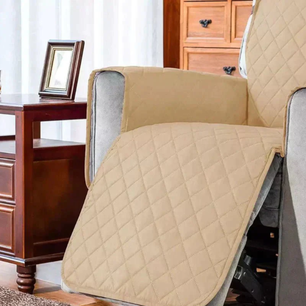 Housse de fauteuil élastique ajustable, couleur neutre, protège et embellit votre mobilier avec style et confort.