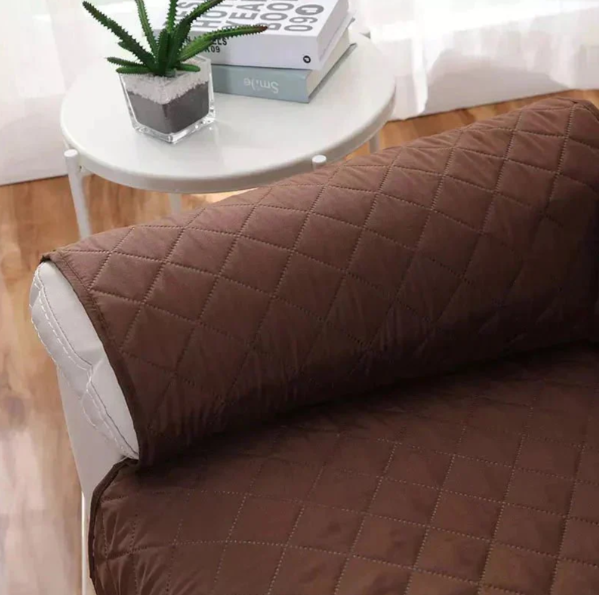 Housse de fauteuil élastique ajustable, couleur neutre, protège et embellit votre mobilier avec style et confort.