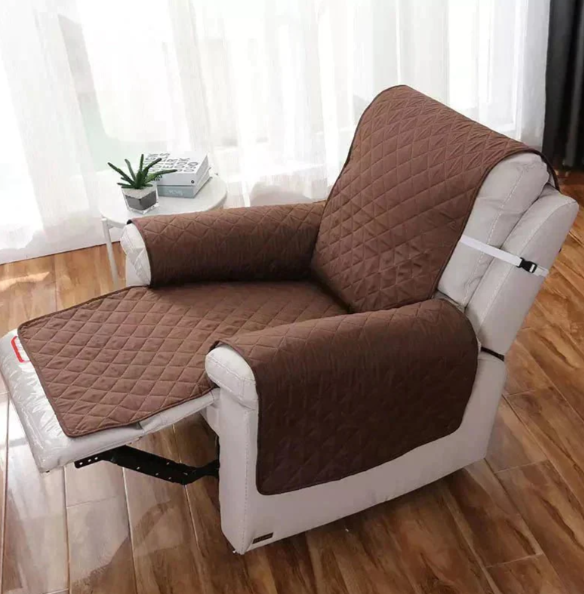 Housse de fauteuil élastique ajustable, couleur neutre, protège et embellit votre mobilier avec style et confort.