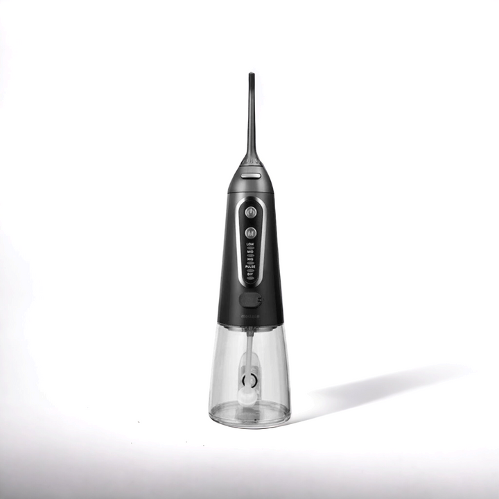 "Hydropulseur dentaire blanc sur fond, embout interchangeable, soin buccal optimal, hygiène quotidienne facile"
