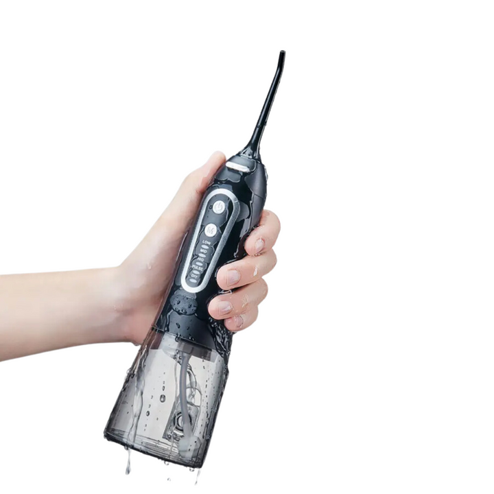 "Hydropulseur dentaire blanc sur fond, embout interchangeable, soin buccal optimal, hygiène quotidienne facile"