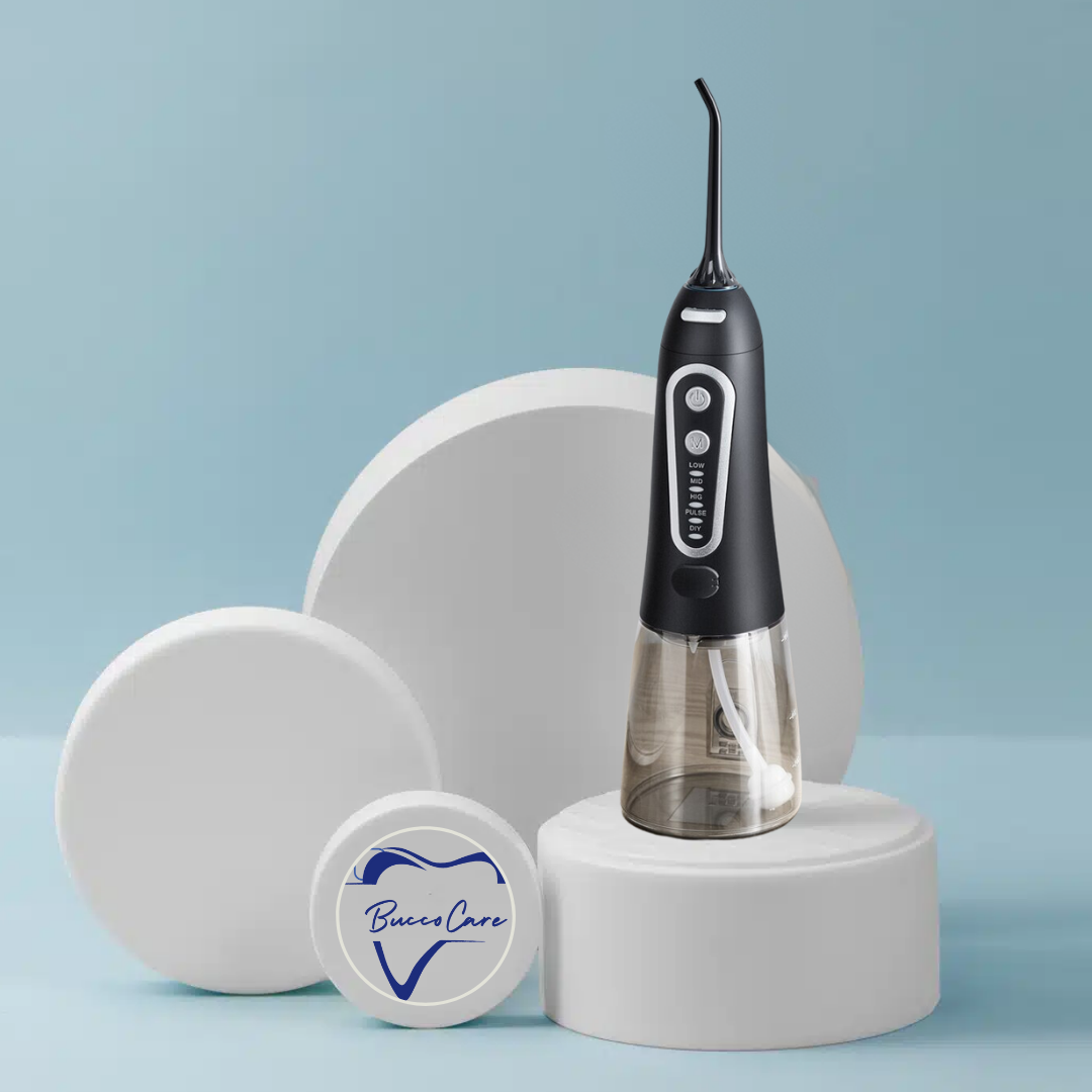 "Hydropulseur dentaire blanc sur fond, embout interchangeable, soin buccal optimal, hygiène quotidienne facile"