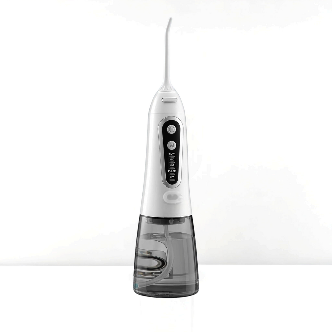 "Hydropulseur dentaire blanc sur fond, embout interchangeable, soin buccal optimal, hygiène quotidienne facile"
