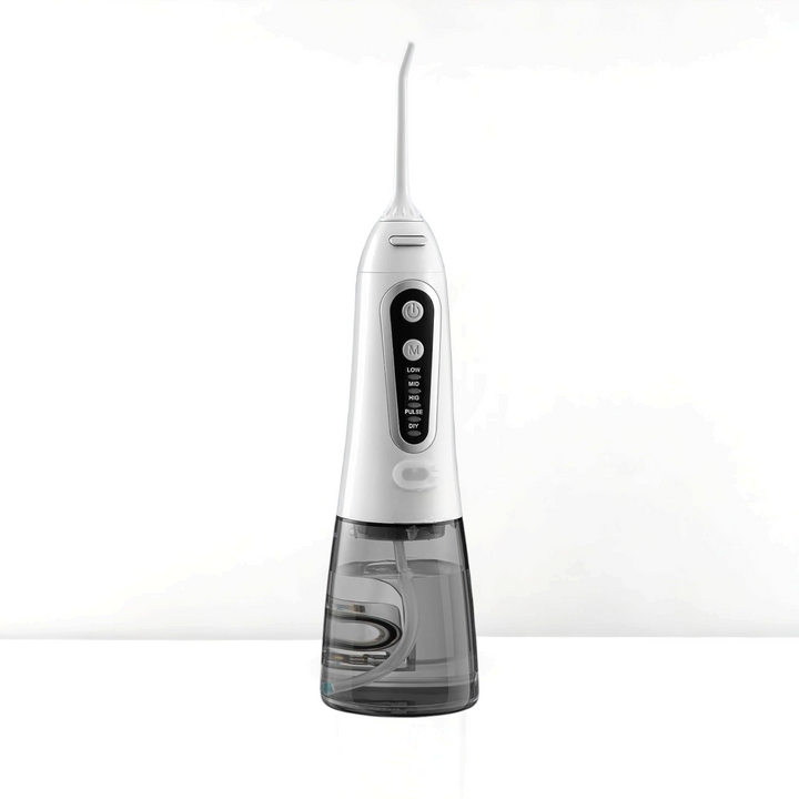 "Hydropulseur dentaire blanc sur fond, embout interchangeable, soin buccal optimal, hygiène quotidienne facile"